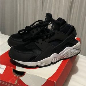 Black/white Nike Huaraches
